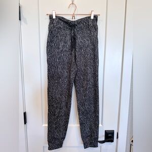 Lululemon Women’s Joggers Black/White Size 4 EUC